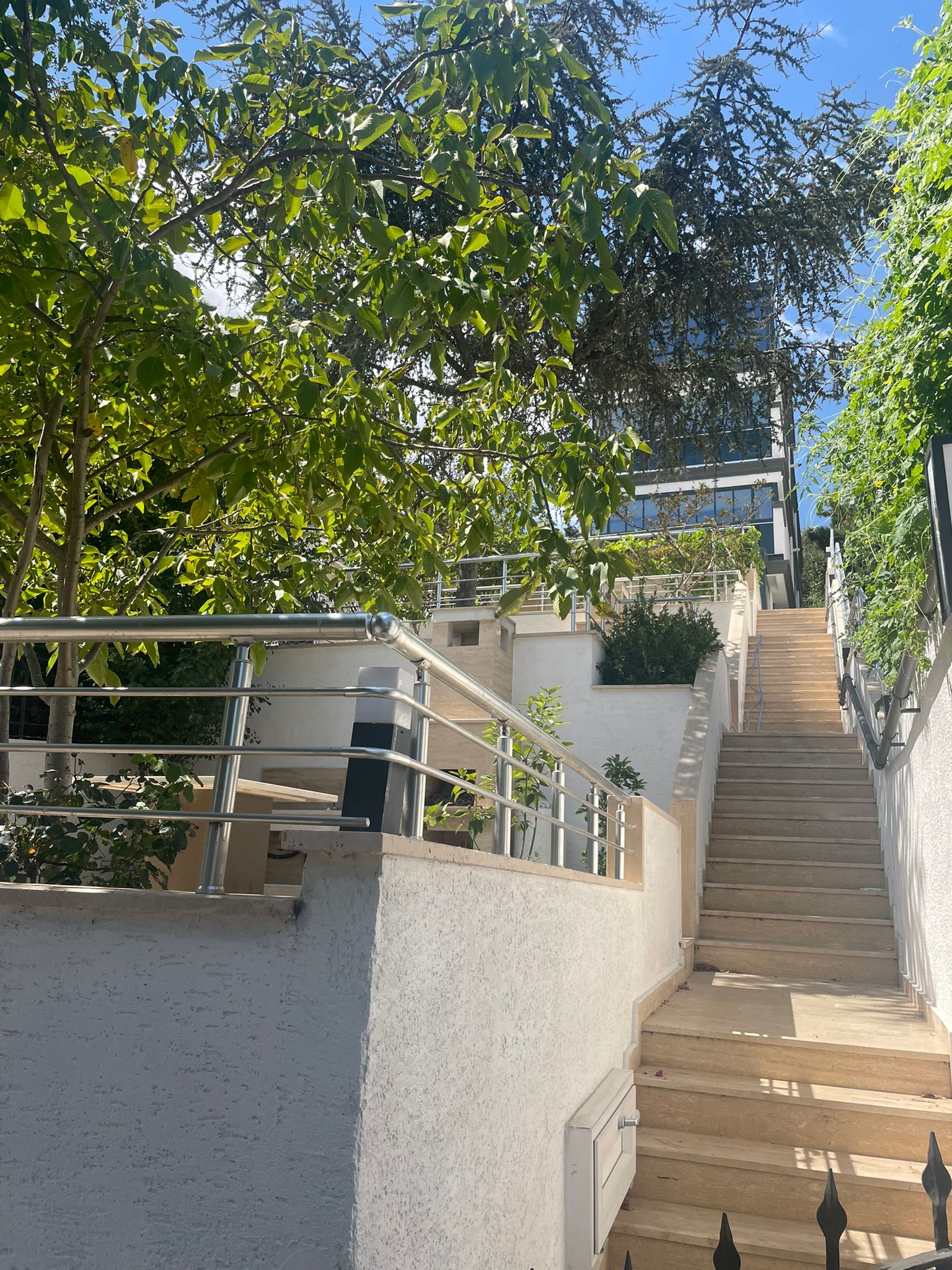 Kınalıada Deniz Manzaralı 4 Katlı Yenilenmiş Bina – Her Kata Özel Bahçeli