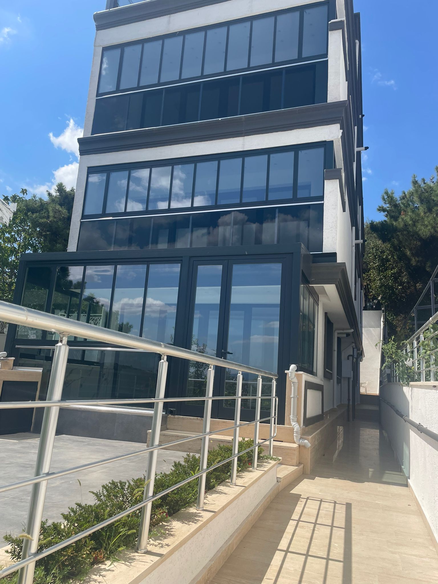 Kınalıada Deniz Manzaralı 4 Katlı Yenilenmiş Bina – Her Kata Özel Bahçeli - Görsel 2